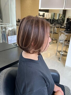 明るい白髪ぼかしで印象チェンジ！