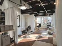 トランク(tRUNK)の雰囲気(広い店内と、ゆったりと確保したプライベートスペースが◎)