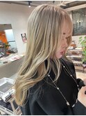 ハイトーンカラーには透明感のあるブロンドベージュ