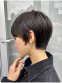 ショートパーマ薄めバング暖色カラーくすみカラー横顔美人