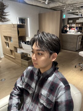 ウノプリールヴァモス(unopulir Vamos) 大人黒髪メンズヘア刈り上げセンターパートツーブロック