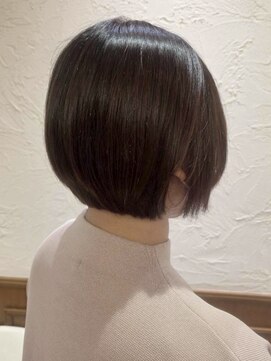 トイロ(toiro) ショートヘアミルクティーベージュブリーチカラーダブルカラー
