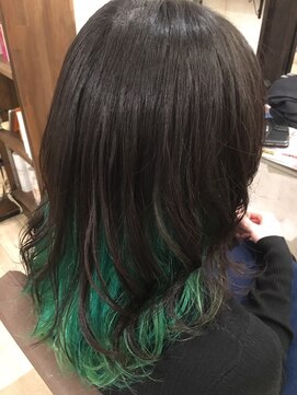 リッカヘアー(Ricca hair) プワローグリーンmixインナーカラー個性光る緑系&黒髪スタイル