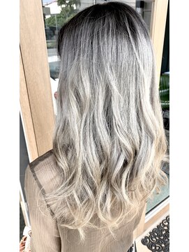 トリニティ(trinity) 外国人風・シャドールーツ・ダブルカラー・ミルクティーベージュ