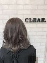 ヘアーアンドメイククリアー(Hair&Make CLEAR) シルバーインナーカラー。