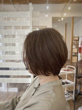 ロルド シェリ(Rold Cheri) 脱白髪染めハイライト丸みショートボブ