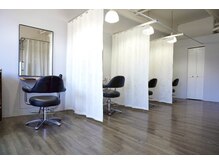 ココロ ヘアー ミモ(Cocolo hair Mimo.)の雰囲気（グレーを基調とした半個室空間で、ゆったりお過ごしいただけます）