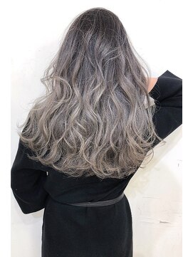 リア 大阪梅田(Ria) ～外国人風バレイヤージュグレーアッシュ～【Ria 大阪 梅田】