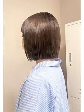 ヒビヲ(HIBIO) 切りっぱなしボブ横浜ベージュカラータッセルボブ
