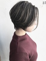 ルモア(RUMOR)&nbsp;Rumor×前下がりショートボブ・大人の極細ハイライトカラー