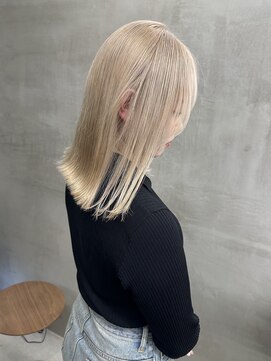 アンバー(UMBER) ホワイトベージュ　全頭ブリーチ