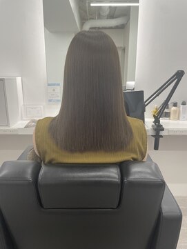 イレス 札幌駅南店(IRESU) ミディアムヘア斜めバンググレージュカラーシルキーベージュ