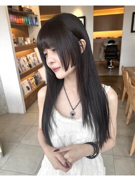 ビーチ(BEACH) らダークグレーロングレイヤーフルバング顔まわりぷつっとカット