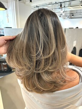 メリー オオサカ(Merly Osaka) 海外レイヤー×バレイヤージュ