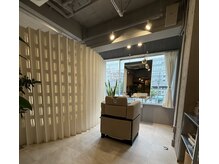 アット(at)の雰囲気（開放感のあるお席でのんびりお外を見ながらも過ごせます♪）