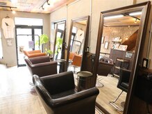 ビーダッシュヘアー2023(B' hair 2023)の雰囲気（椅子や全身鏡などこだわりポイントがたくさんあるお店です）