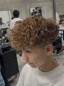 イーラ(era) スペインカール　ツイストスパイラル眉カットメンズパーマ