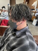 クロ(Kuro) ツイストスパイラルパーマ/ハイライト/センターパート