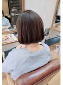 ブラウンカラーのミニボブヘアー