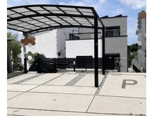 ラボヌール(Ra Bonheur)の雰囲気(白とグレーの建物です。向かって右側Pに駐車お願いします。)