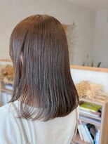 エホン(ehon)&nbsp;軽やかミディアム×アッシュベージュで叶う、大人の涼やかヘア