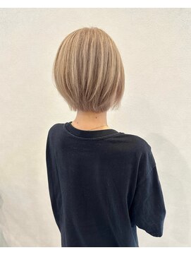 イロ(iro) 透明感ベージュ×ショート