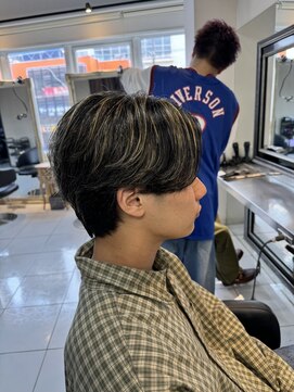 アイズ 海老名(AIZU) センターパートウルフ 金メッシュ ハイライト 波巻きパーマ