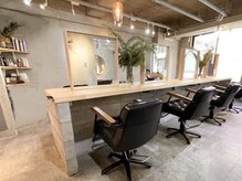 ベイス トリートメント専門店(BASE)の雰囲気（コンクリートと木を基調にした落ち着く空間）