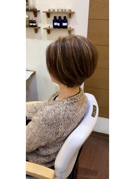 ヘアーメイク ラピス(hair make Lapis) 前下がりショート/白髪染めハイライト/デザインカラー