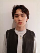 ブルートマト(BLUE TOMATO)&nbsp;大人のメンズパーマ七三分けソフトツイスト無造作束感黒髪