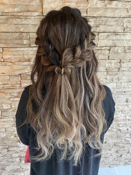 アクビ(AKUBI) 編み込み冠ハーフアップ