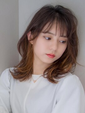 スタッフニュートラル 小顔効果抜群の外ハネミディアム