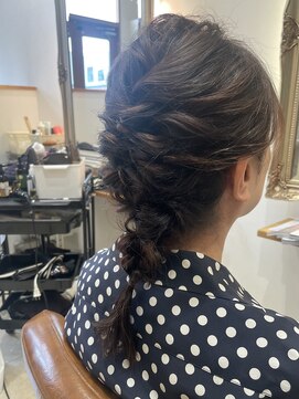 リール ヘアーアンドカンパニー(Rire Hair&Co.) 編み下ろしヘア / ミディアム