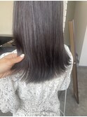 ストレートロング透明感のある暗髪グレージュカラー