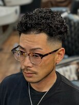 クラシコ(CLASSICO)&nbsp;メンズパーマ理容室バーバースタイルスーツ流行ビジネスショート