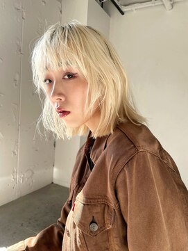 ルーム(Loom.) 伸びた根本も活かせるブロンドボブ