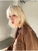 伸びた根本も活かせるブロンドボブ