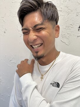 ロミーオム 本厚木(ROMMY. Homme) 刈り上げツーブロックフェード風アップバングショートメンズヘア