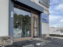 ビーブルー(B.Blue)の雰囲気（ガラス張りの外観なので日差しが入り、明るい店内です。）