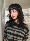強めのウェーブパーマスタイル