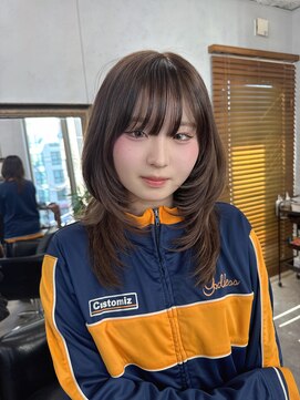 アット(at...) ミディアムハッシュカット