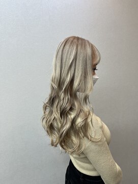エミーバイモアムー(Emmie byMoremuu) ブロンドベージュ
