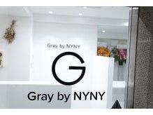 グレイバイニューヨークニューヨーク 京都北大路(Gray by NYNY)の雰囲気（階段を上がると2Fすぐ左側に入り口があります。）