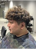 刈り上げ高めプードルパーマ外国人風ハイライトベージュカラー