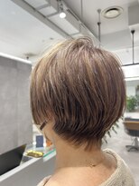 ウミ(Umi) 白髪ぼかしハイライトショート