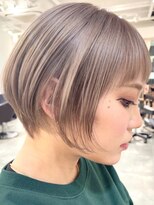 イリ 梅田(ili) ハイトーンカラーミルクティーベージュミニボブ