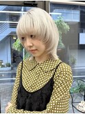 ミディアムレイヤーウルフカットハイトーンホワイトベージュ