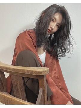 グレイス(Grace) 暗髪×くびれレイヤー×透明感カラー