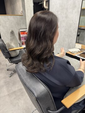 クラン 岡本(Chlan) ダークアッシュ×柔らかく揺れる大人ウェーブロング