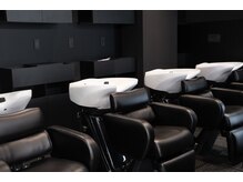 ダダ メンズメイク アンド アイブロウ(D.D.)の雰囲気（シャンプー代/首がつらくならない最新のシャンプー台）